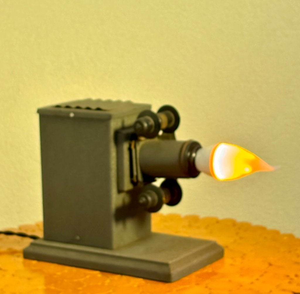 Tafellamp "35mm projector", Gebruikt, Ophalen of Verzenden, Funky,Home,Decoratief,Cool,Design., Metaal