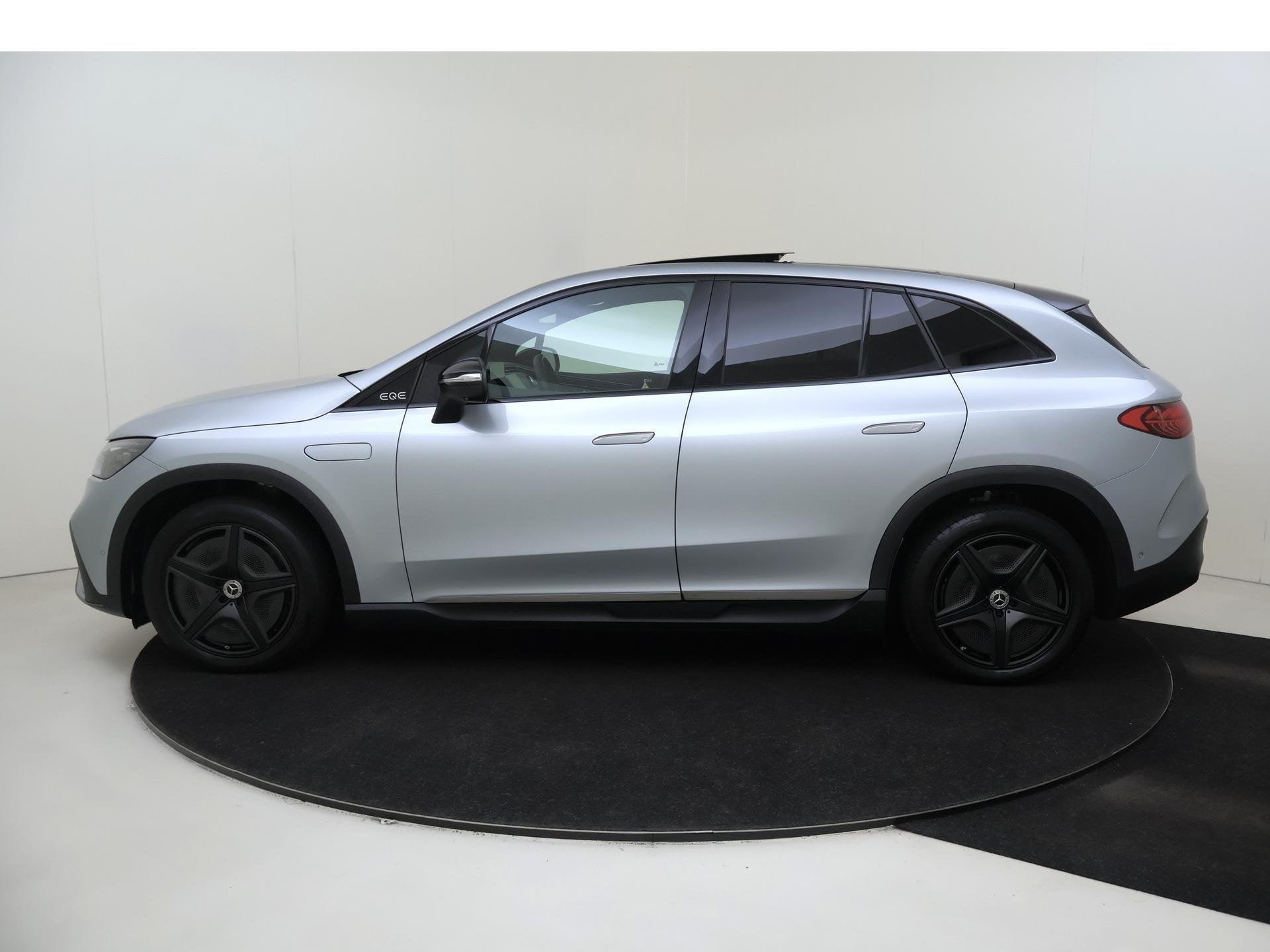 Mercedes-Benz EQE SUV 350 4Matic AMG Line 91 kWh Luchtvering, Auto's, 131 €/maand, Stof, 553 km, Origineel Nederlands