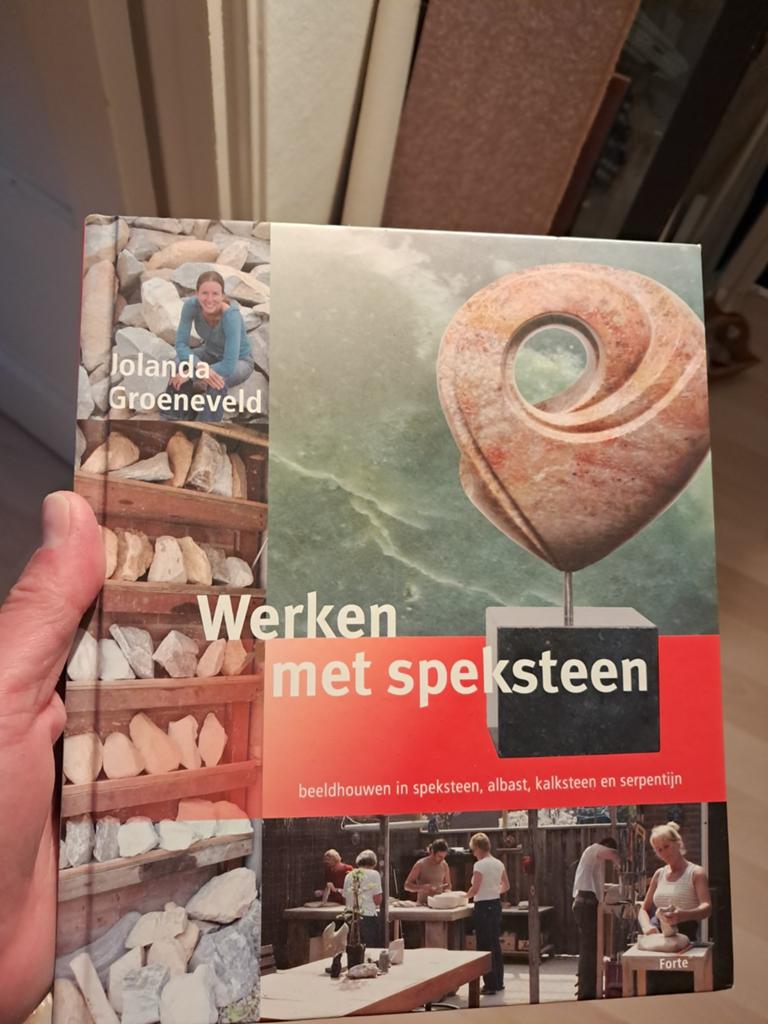 Werken met speksteen - Beeldhouwen in speksteen, Boeken, Hobby en Vrije tijd, Ophalen of Verzenden, Zo goed als nieuw, Kleien en Boetseren