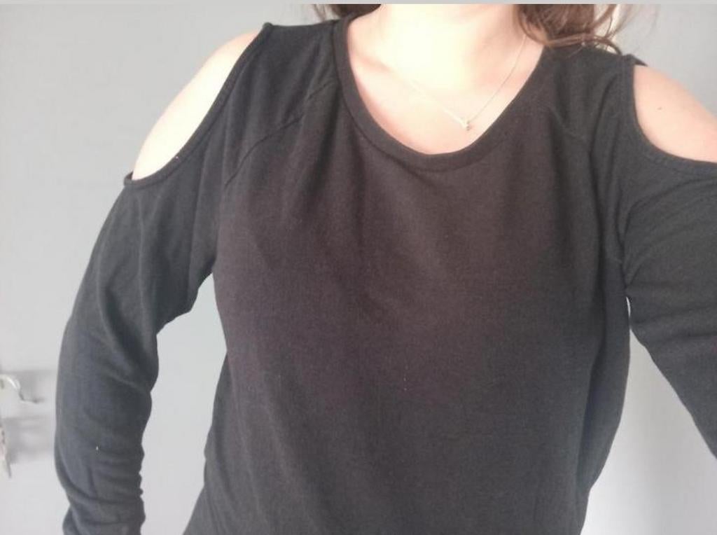 Leuke trui blote schouders, Kleding | Dames, Ophalen of Verzenden, Zo goed als nieuw, Maat 42/44 (L), Zwart