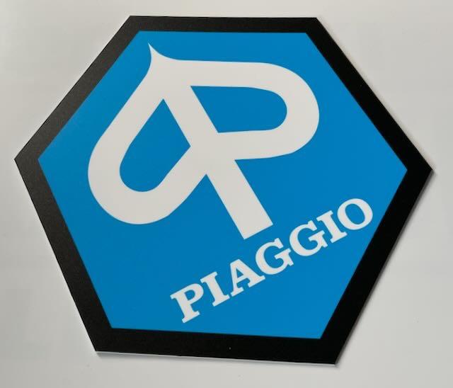 PIAGGIO sign - reclamebord kunststof 24  28 cm, Ophalen of Verzenden, Zo goed als nieuw, Auto's