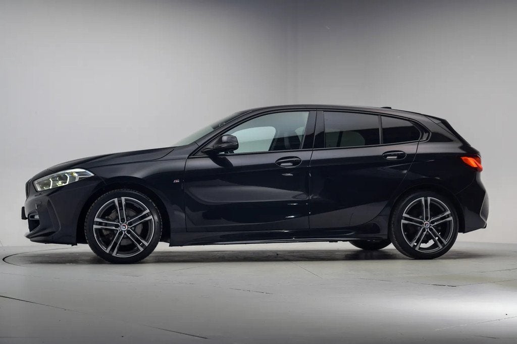 BMW 1-serie 118i M Sport Business Edition Aut. [ LED Live co, Auto's, 136 pk, Gebruikt, 1295 kg, Zwart