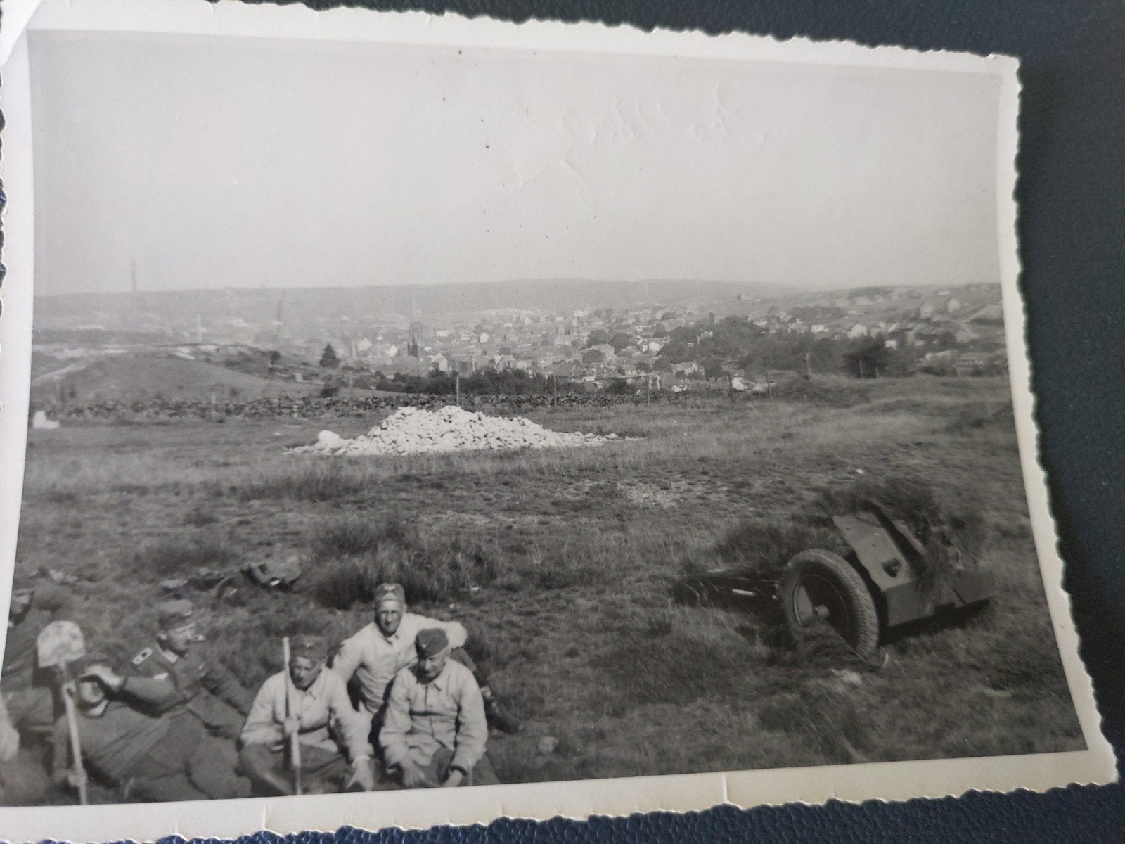 wo2foto front duitse soldaten en geschut
verzendkosten €1,40, Verzamelen, Ophalen of Verzenden, Duitsland, Foto of Poster