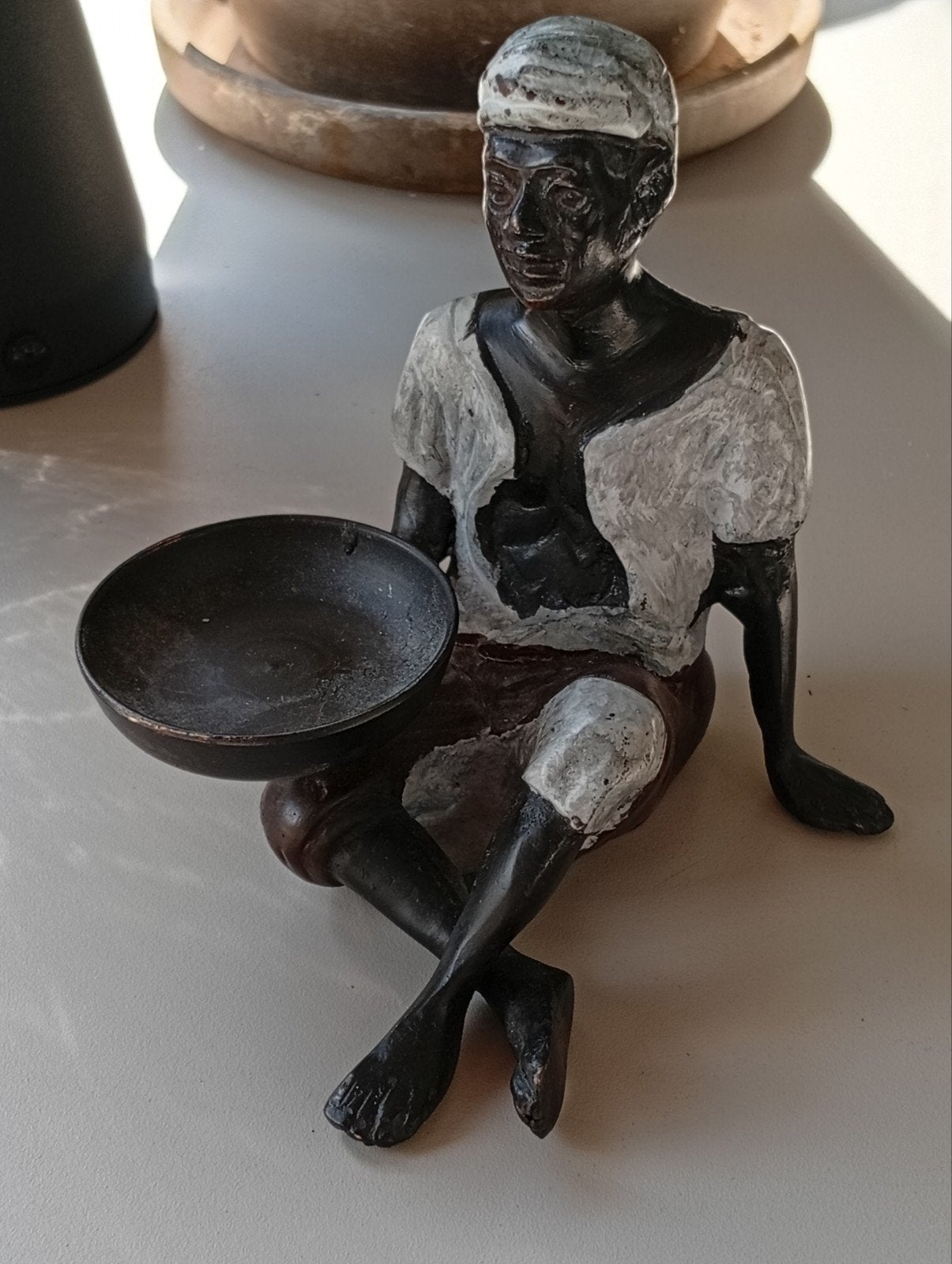 Vintage beeldje van zittende figuur met schaal, Ophalen of Verzenden