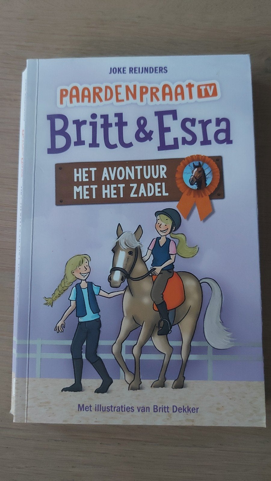 N: Paardenpraattv Britt en Esra - Het avontuur met het zadel, Boeken, Ophalen of Verzenden, Zo goed als nieuw, Joke Reijnders