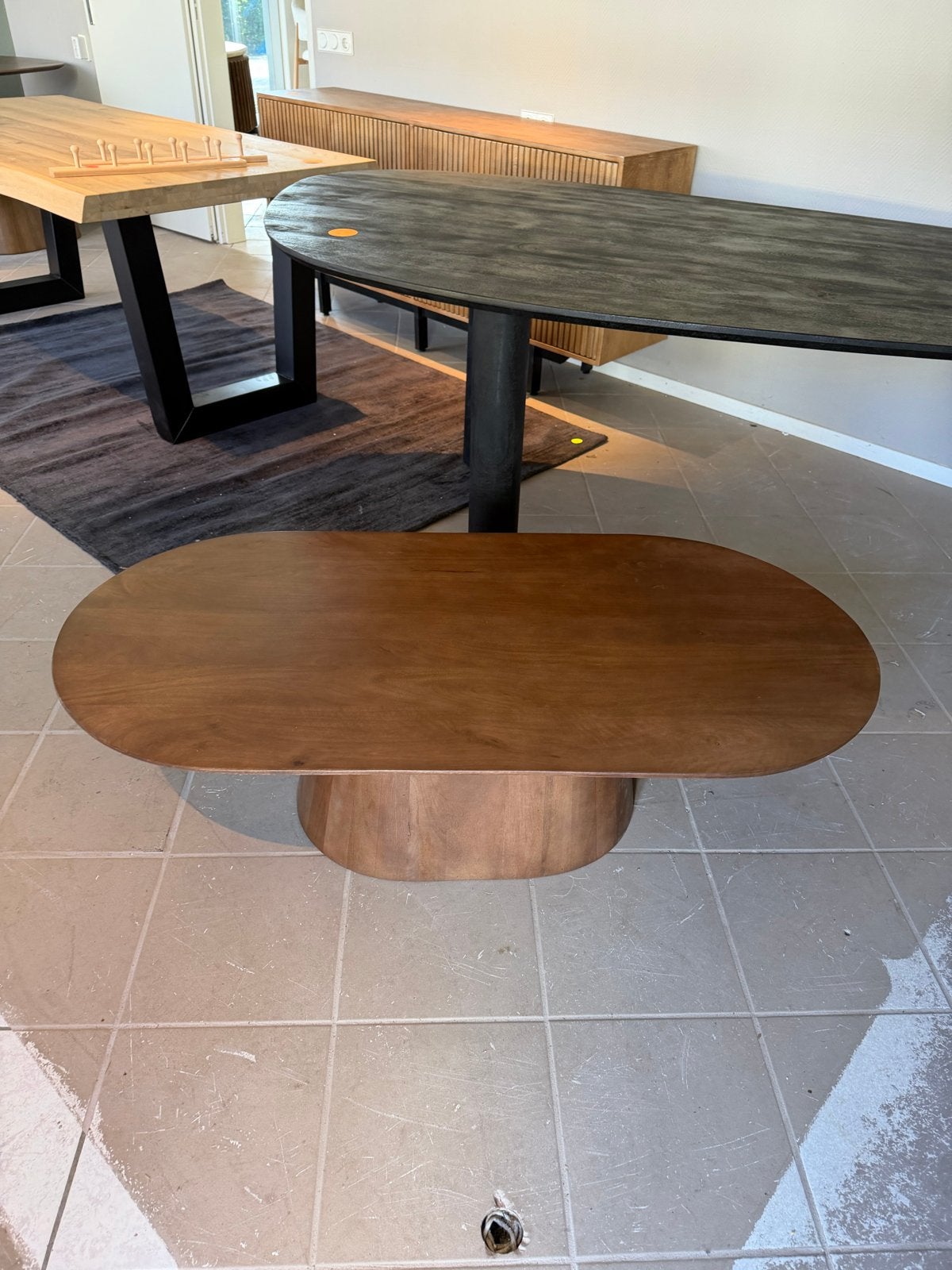 Nieuwe Japandi salontafel Deens ovaal walnoot kleur, Huis en Inrichting, Tafels | Salontafels, Ophalen, 100 tot 150 cm, Nieuw