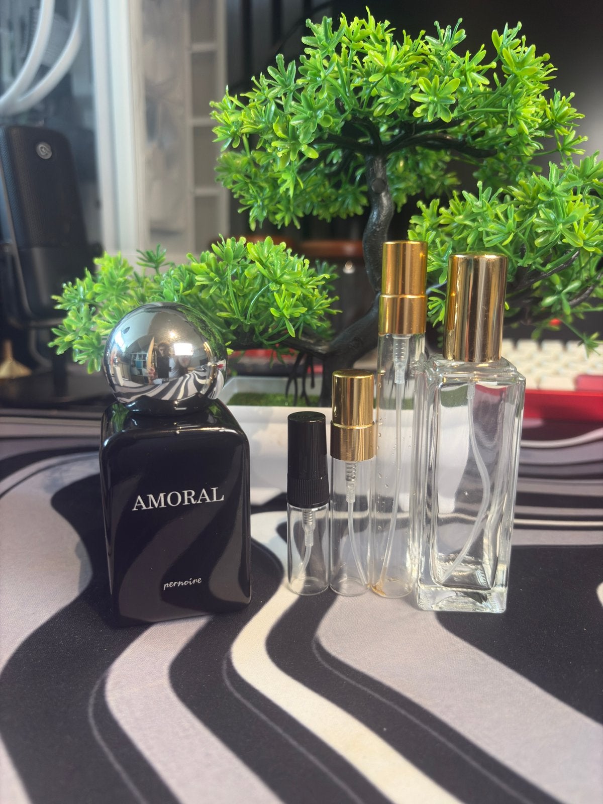 Pernoire - Amoral Sample/Tester/Decant, Sieraden, Tassen en Uiterlijk, Uiterlijk | Parfum, Ophalen, Zo goed als nieuw