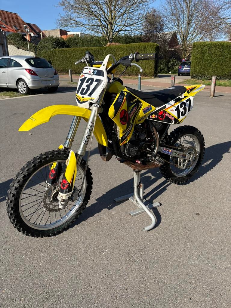 Suzuki RM 85, Fietsen en Brommers, Brommers | Crossbrommers, Ophalen, 85 cc, Zo goed als nieuw, 5 versnellingen