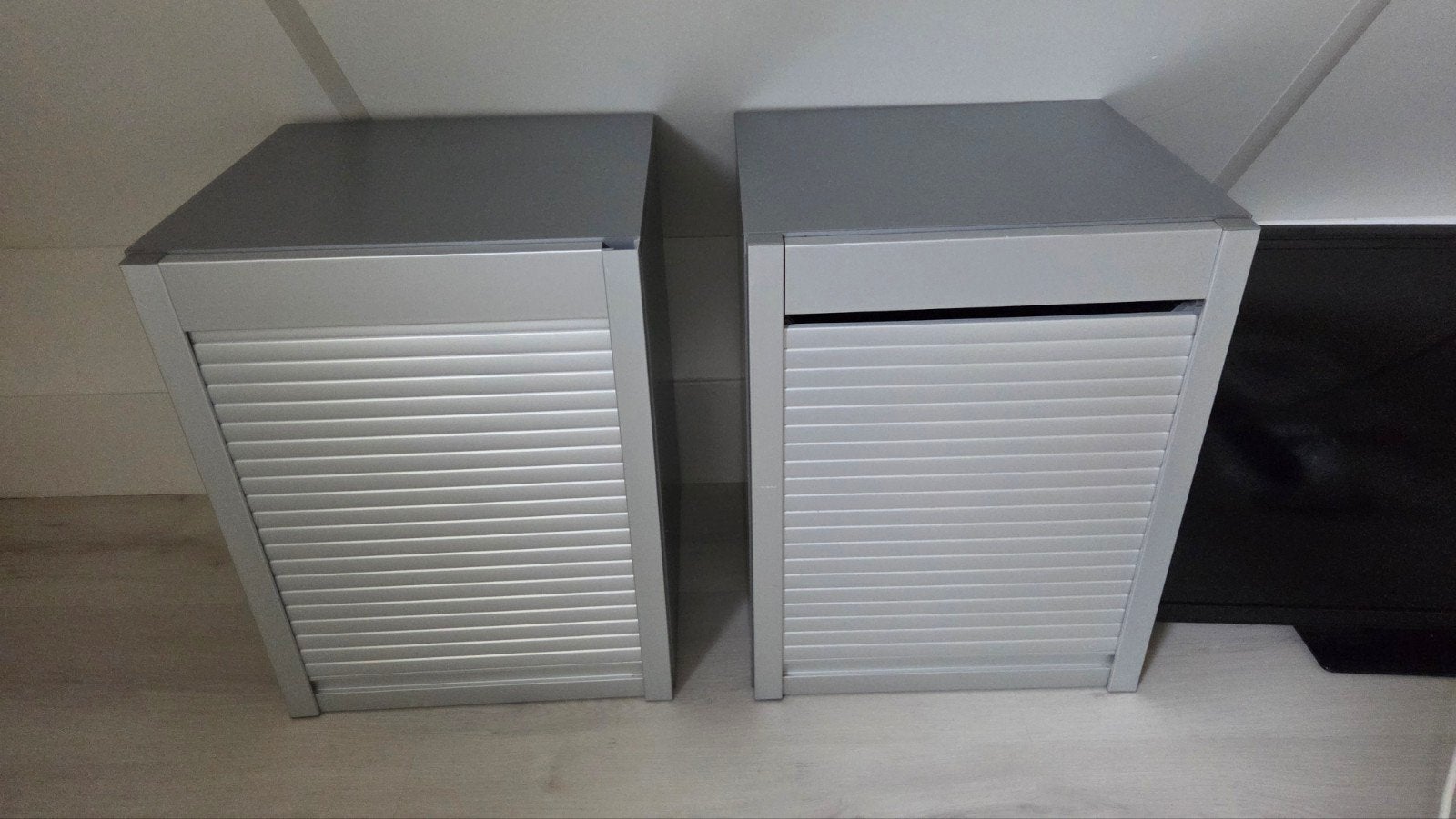 2 Ikea nachtkastjes met rolluik - zilvergrijs, Ophalen, Overige materialen, Gebruikt, Minder dan 45 cm