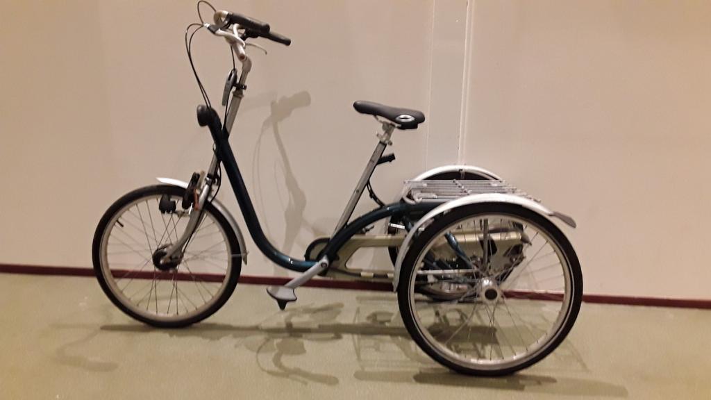Een mooie blauw/grijze driewieler van het merk van raam, Ophalen