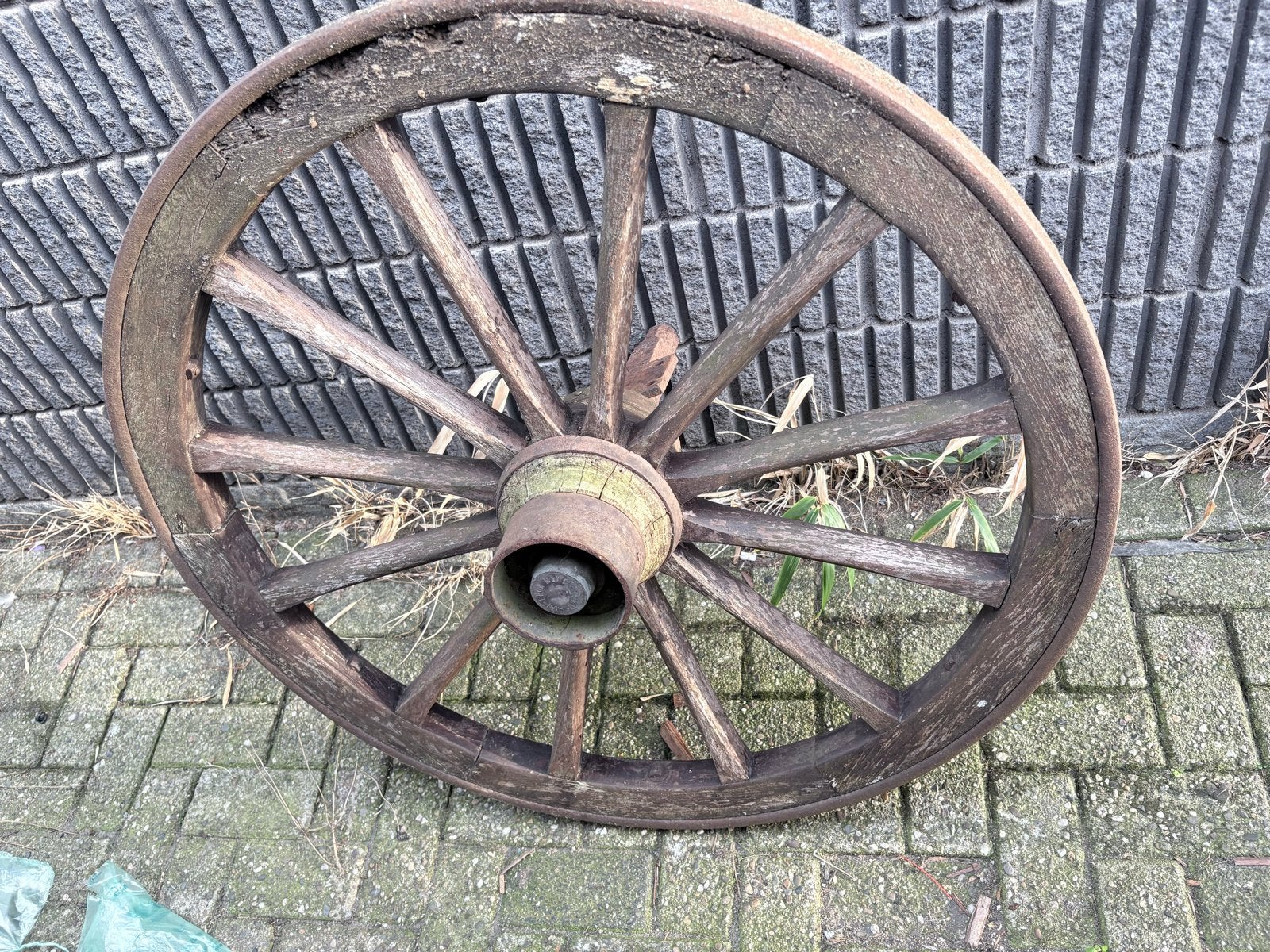Antiek houten wagenwiel - 2 stuks beschikbaar, Ophalen