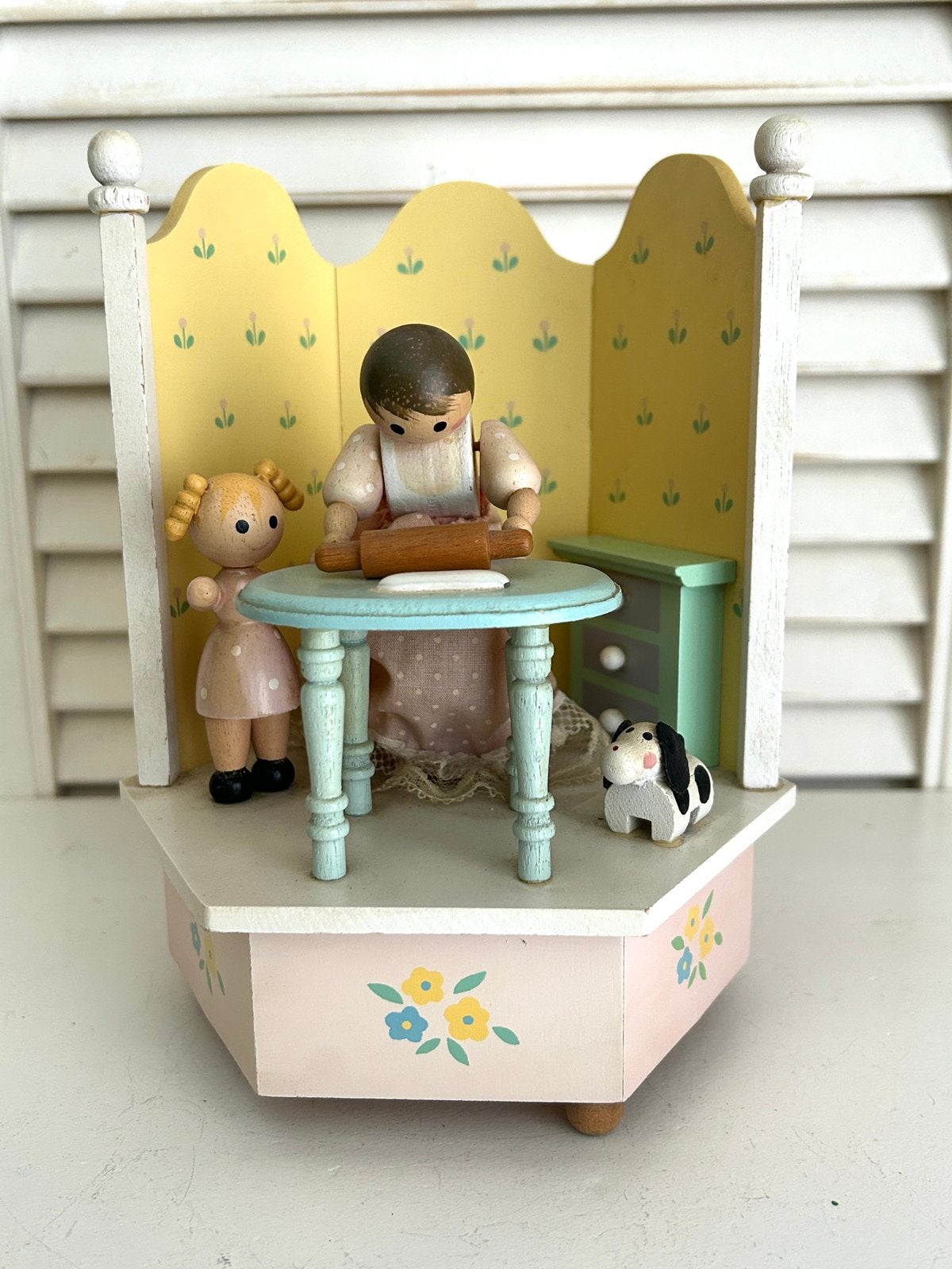 Vintage bewegende muziekdoos hout in pastelkleuren, Ophalen