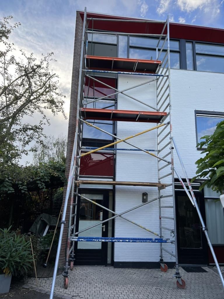 Steiger te huur (8,2 meter werkhoogte), Ophalen of Verzenden, Zo goed als nieuw, Rolsteiger of Kamersteiger, 5 meter of hoger
