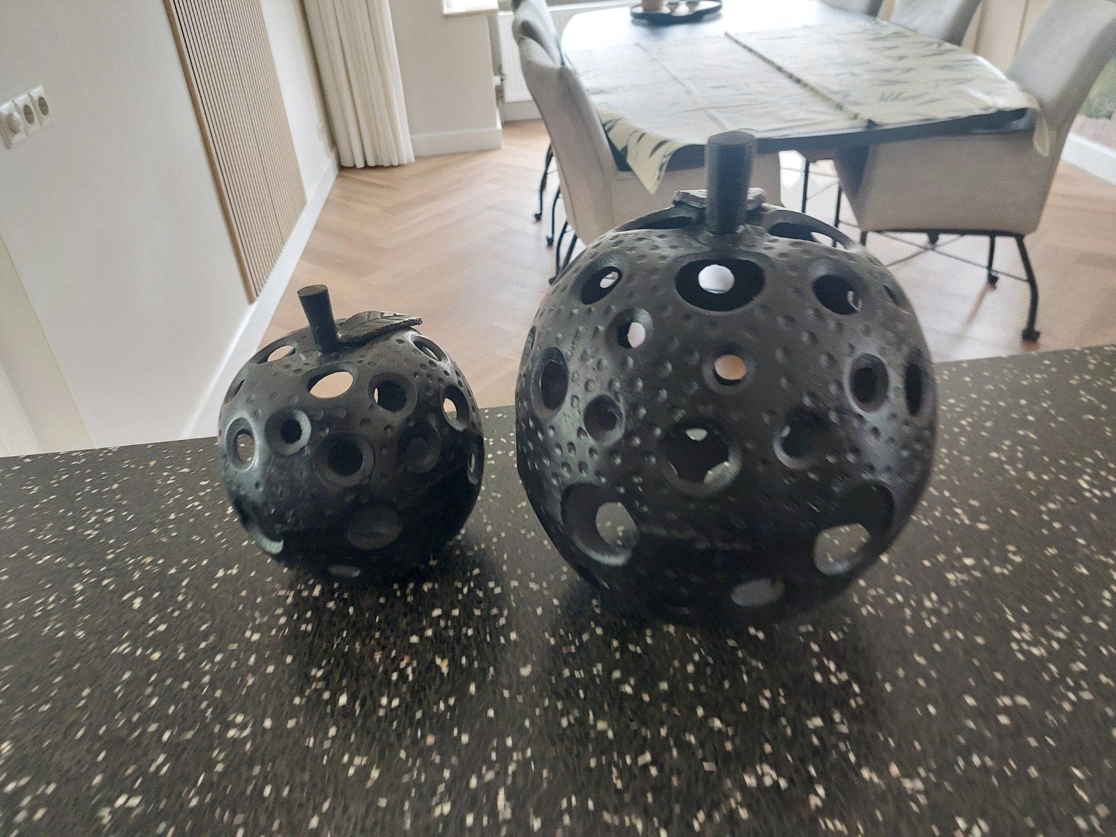 Te koop: 2 x deco appels zwart (setprijs), Ophalen