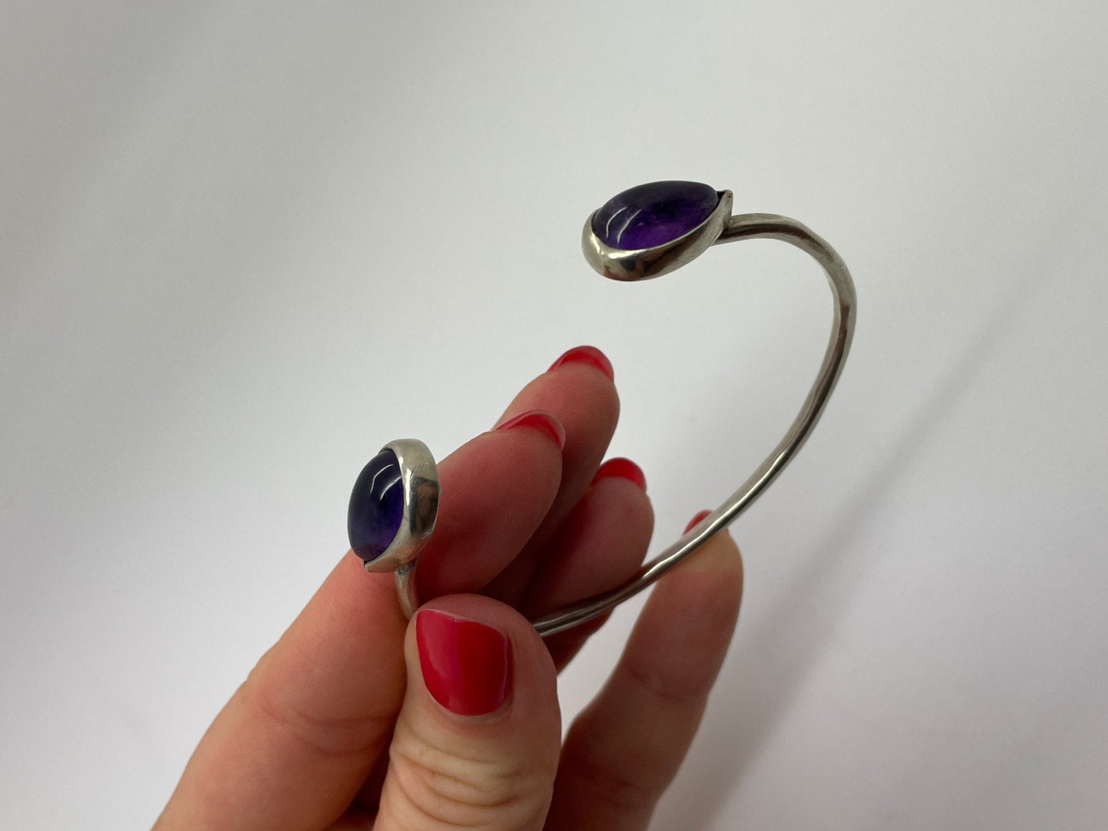E647 Prachtige zilveren bangle armband amethist, Ophalen of Verzenden, X, Met edelsteen, Zilver