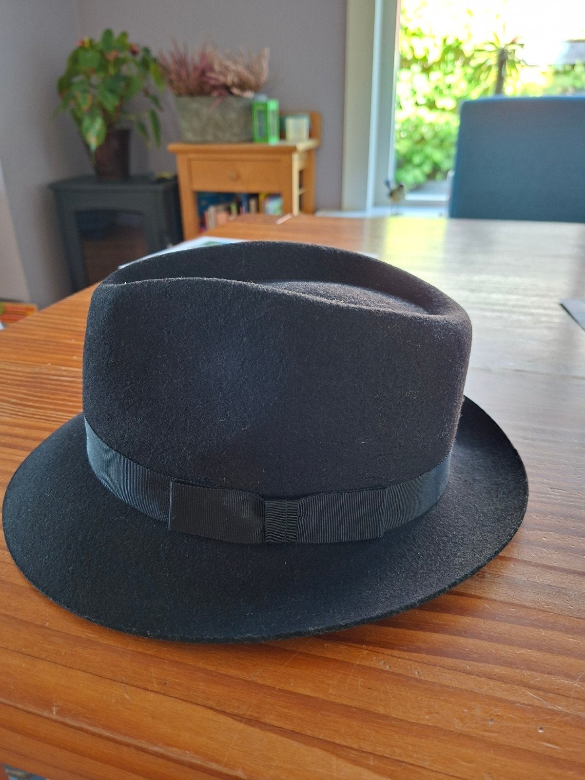 Stijlvolle zwarte hoed, 56 of 57 cm (M, 7 of 7⅛ inch), Hoed, Ophalen of Verzenden, Onbekend