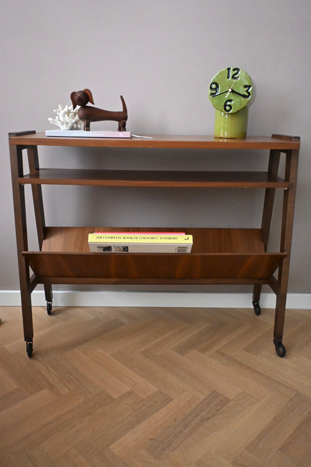Vintage bijzettafel met lectuurbak/krantenbak, Ophalen of Verzenden