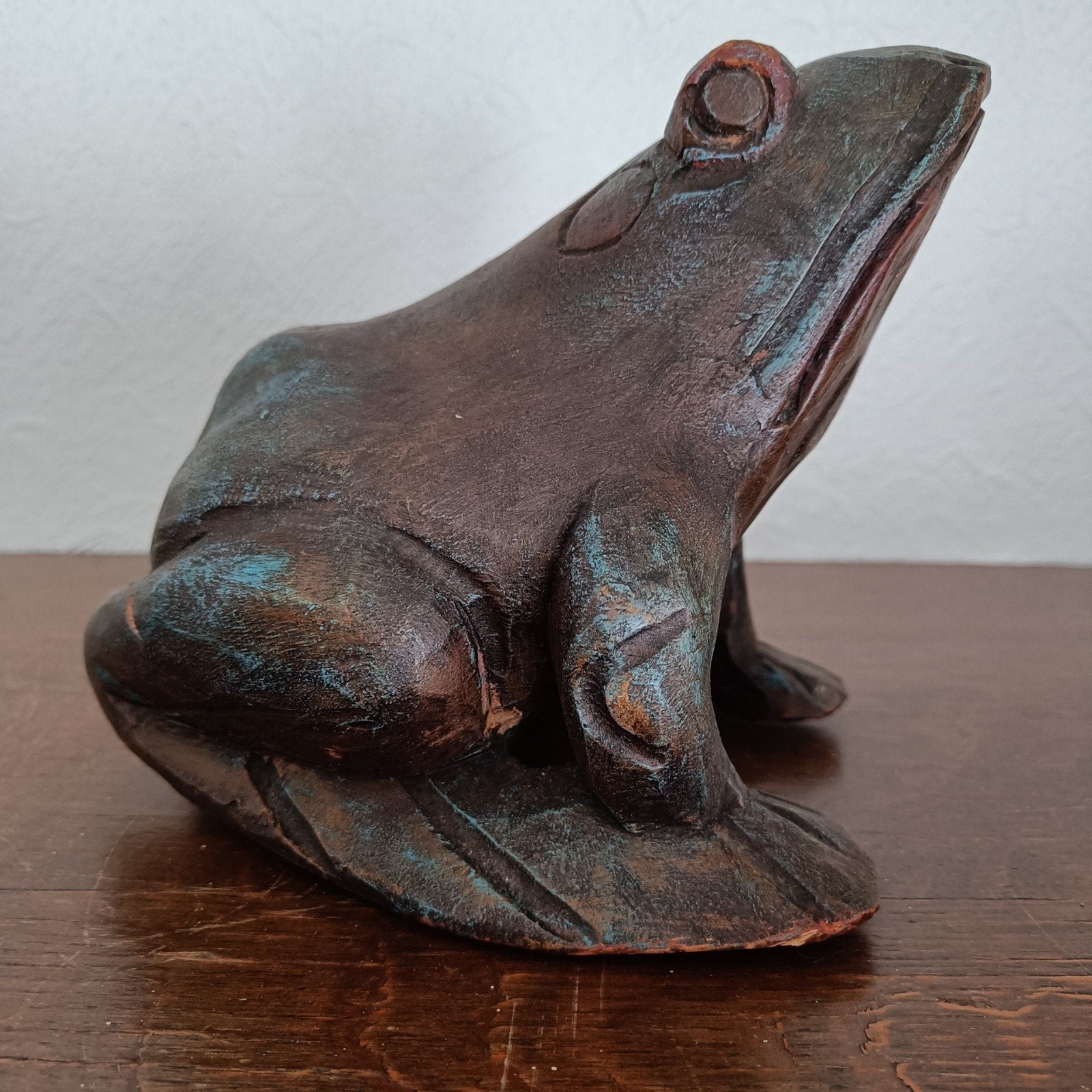 Unieke handgesneden houten kikker sculptuur., Antiek en Kunst, Overige onderwerpen, Minder dan 20 cm, Handgemaakt, Ophalen of Verzenden