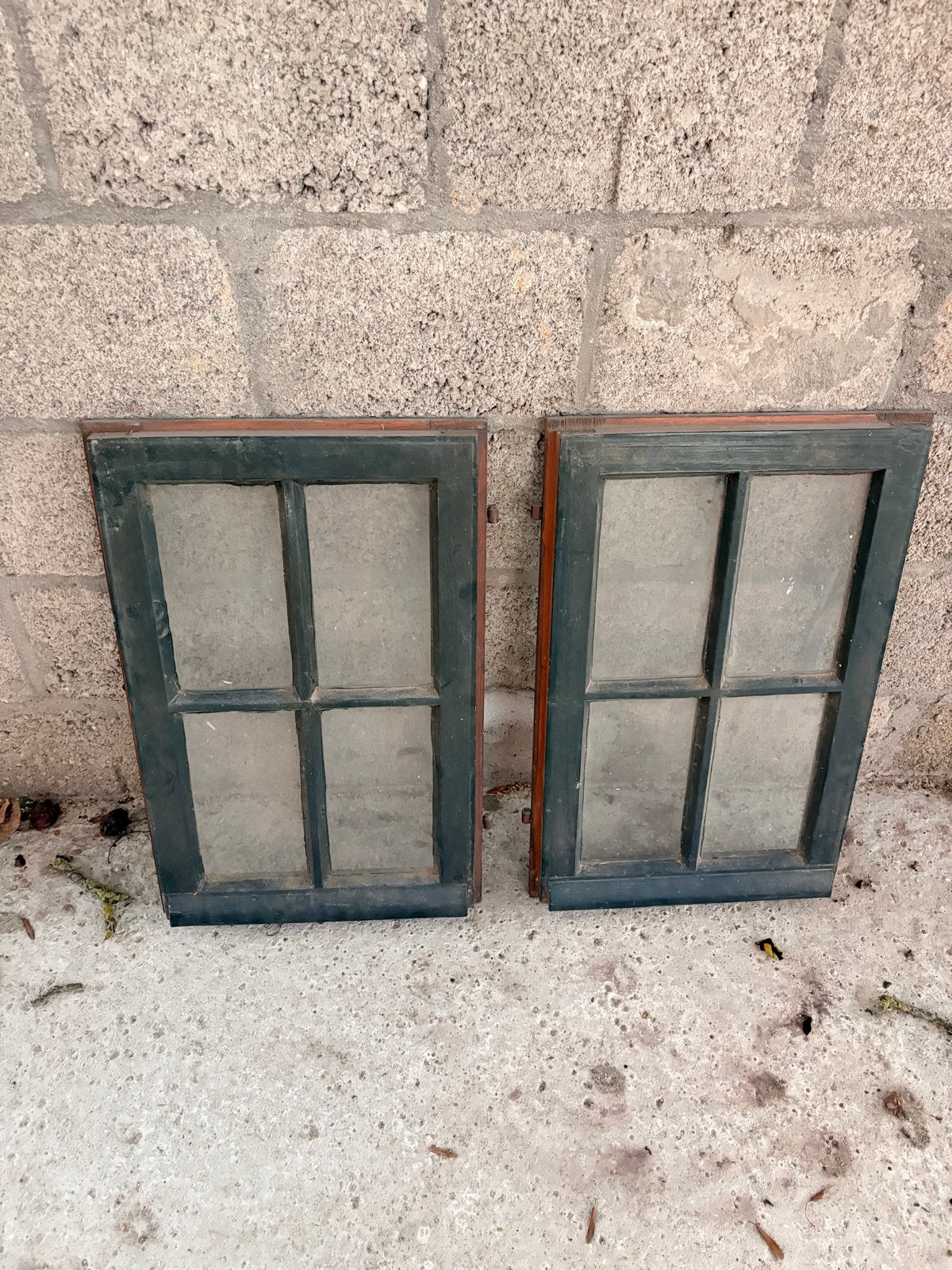 Twee vintage houten ramen met glas, Doe-het-zelf en Verbouw, Glas en Ramen, Ophalen, Gebruikt, Gevelraam of Ruit, Minder dan 80 cm