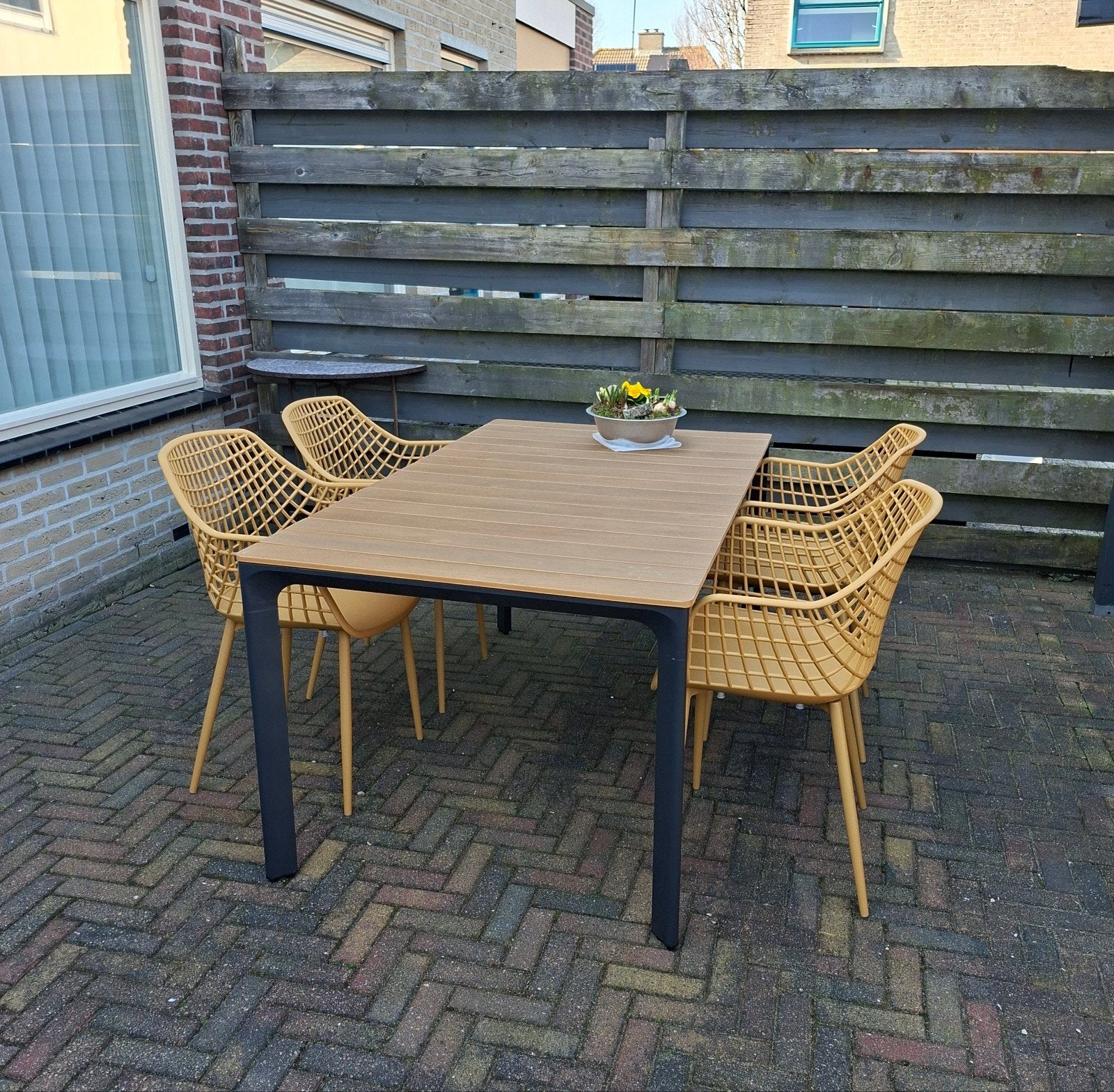 mooie tuintafel met 4 kuipjes en vrolijke kussentjes, Tuin en Terras, Ophalen, 4 zitplaatsen, Kunststof, Zo goed als nieuw