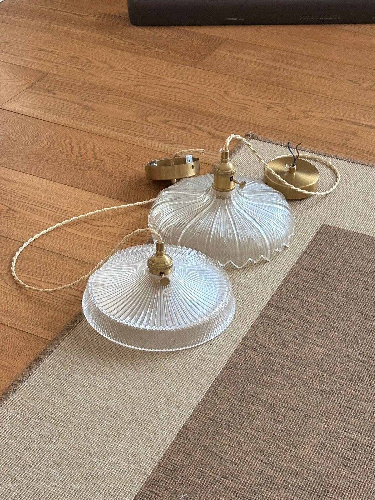 2 art deco glazen hanglampen met messing fitting, Ophalen, Zo goed als nieuw, Glas, E27 (groot)