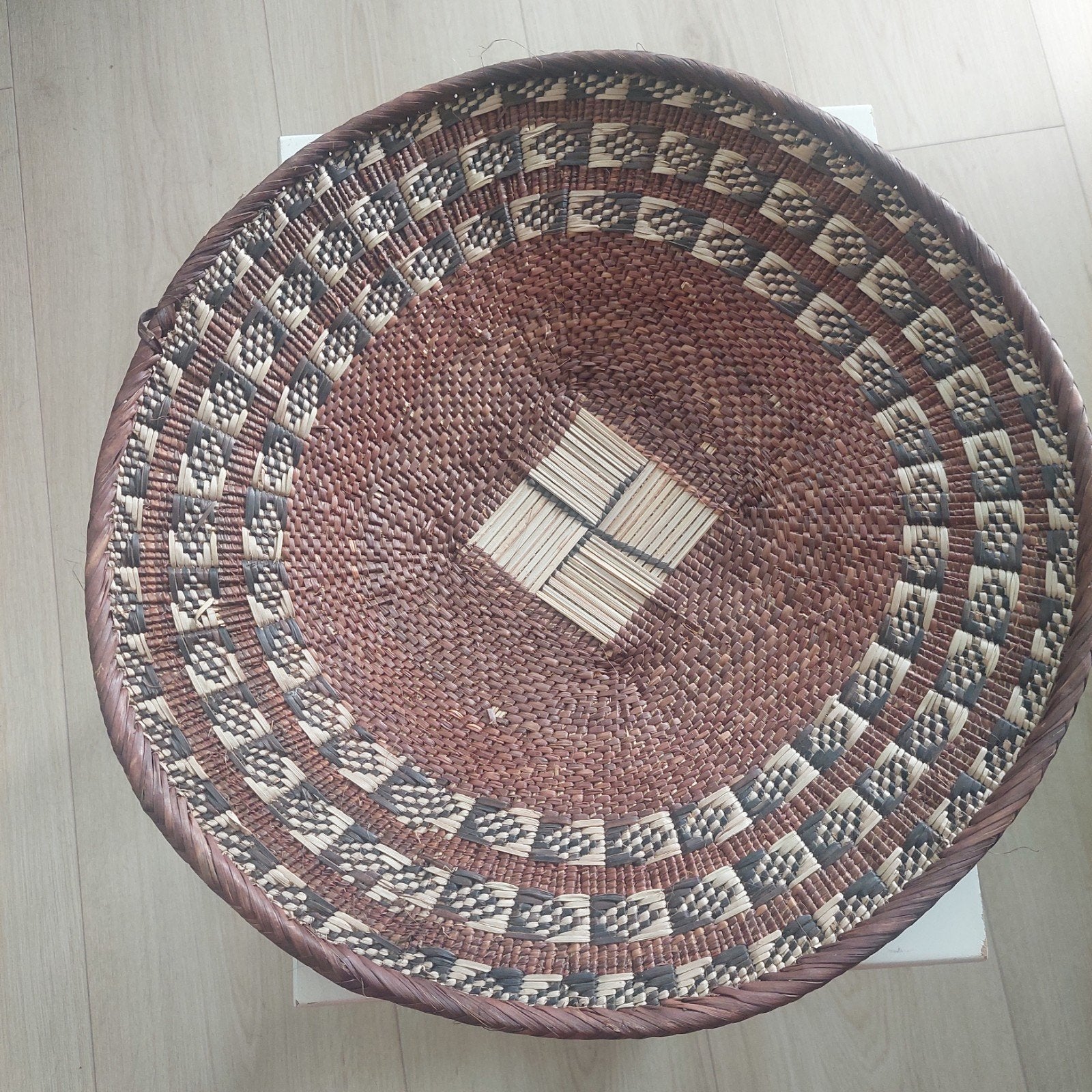 Decoratieve rieten schaal/mand met patroon, Ophalen of Verzenden, Rond