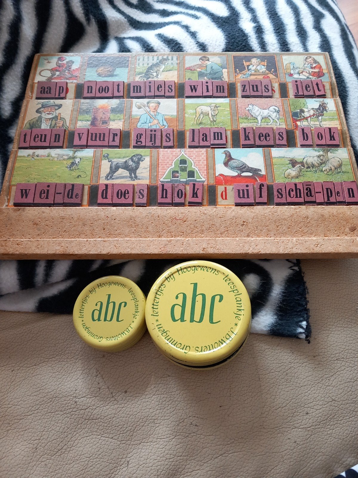 Vintage leesplankje met letterdoosjes - Hoogeveen, Ophalen of Verzenden, Gebruikt
