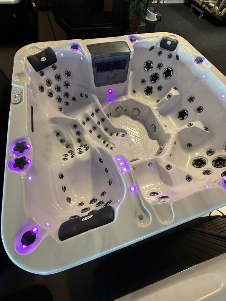 Jacuzzi Spa 230x230 – Balboa – Plug & Play 220V – Luxe Model, Ophalen, Zo goed als nieuw, Trap, Vast