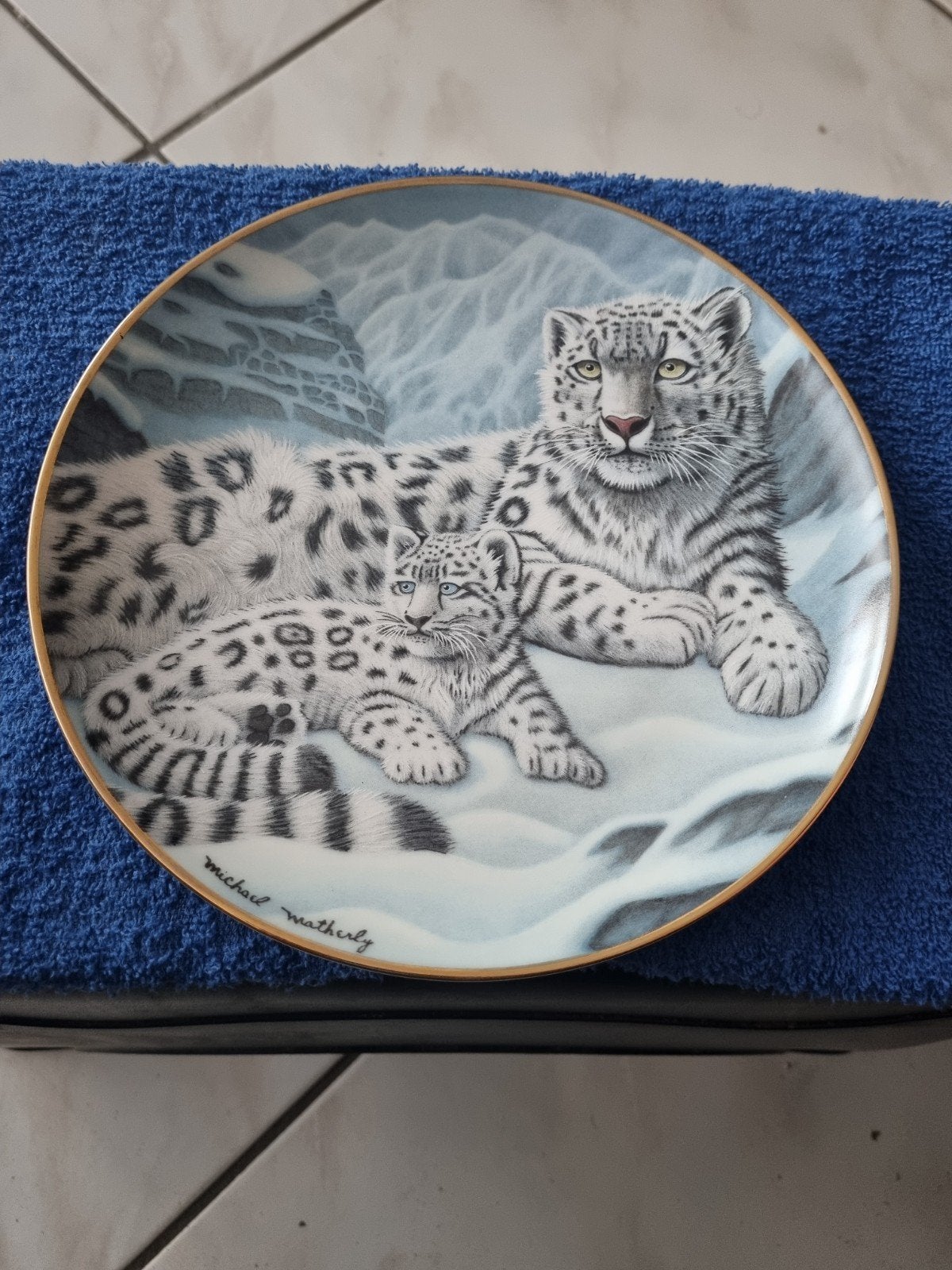 Decoratieve bord: Sneeuwluipaarden door Michael Matherly, Antiek en Kunst, Ophalen of Verzenden