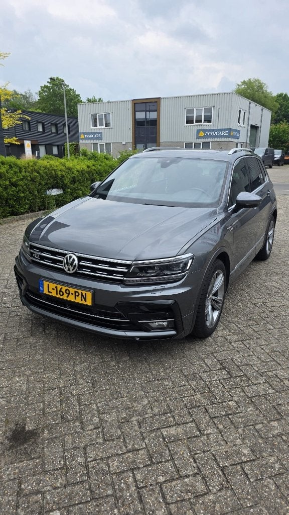 Volkswagen Tiguan 2.0 TDI Rline,360 camera, Panodak, Zwart, 4 cilinders, 2000 kg, Diesel