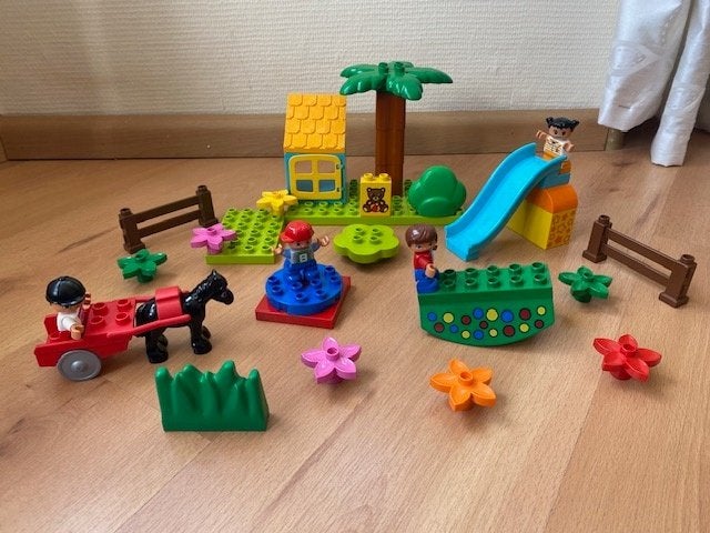 Duplo, speeltuin met kinderen (poppetjes) glijbaan paard etc, Ophalen of Verzenden, Gebruikt, Duplo