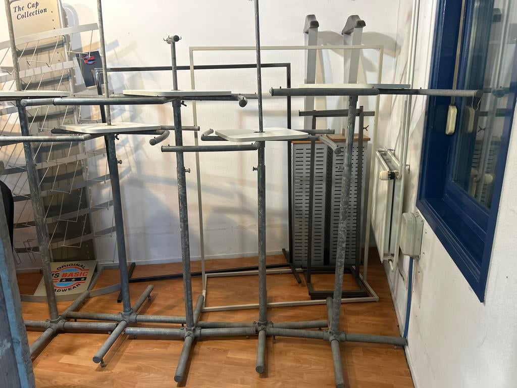 2 industriële Kledingrekken, Ophalen, Gebruikt