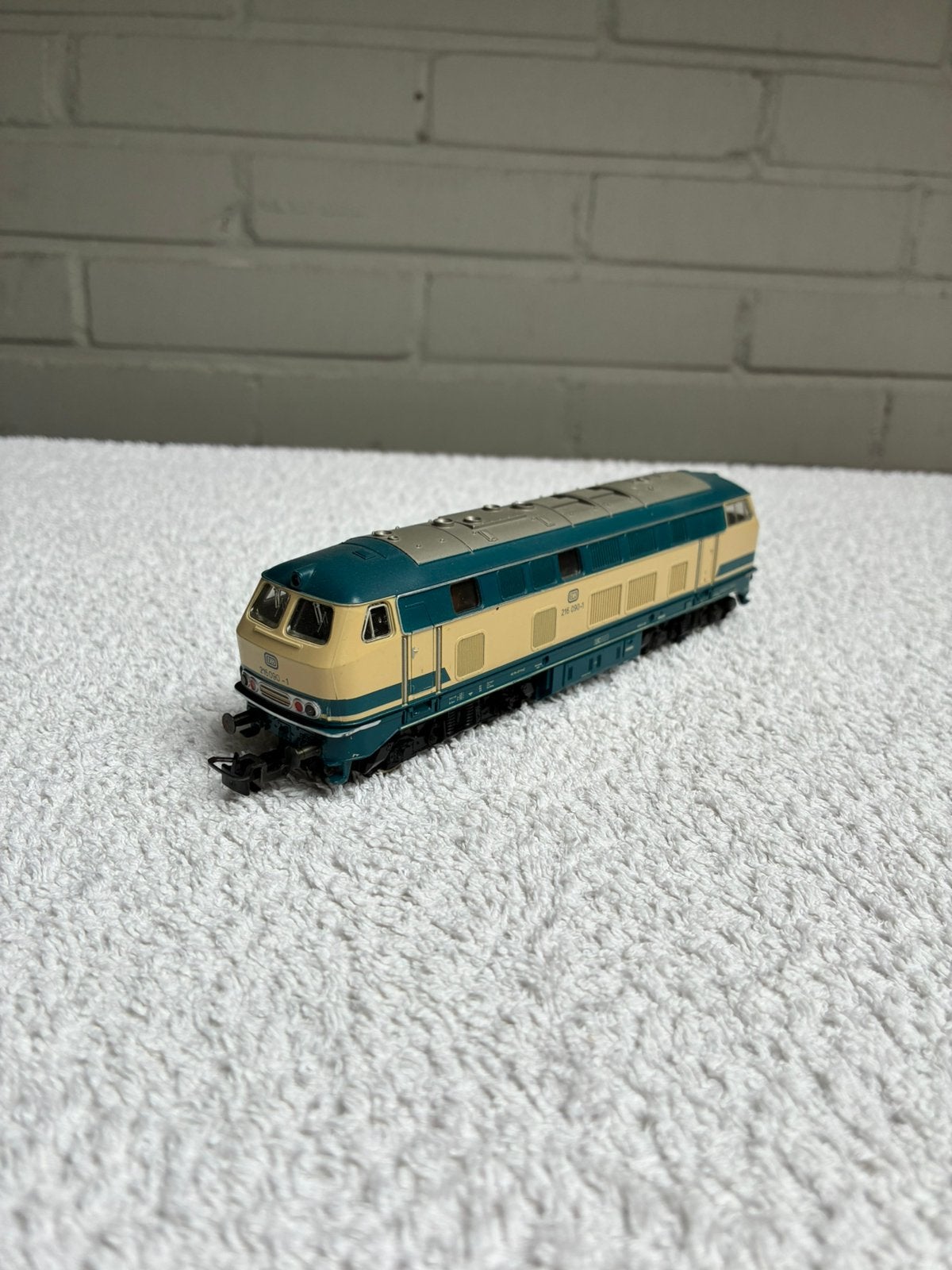 Märklin HO 3074 Diesellocomotief BR 216 beige/blauw van DB, Wisselstroom, Locomotief, Nieuw, Ophalen of Verzenden