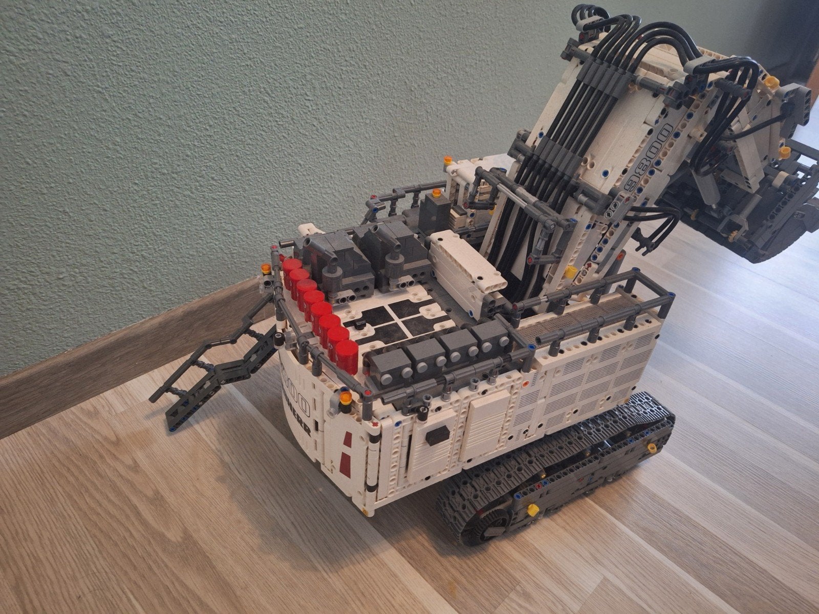 Foto 5 van Lego Technic Liebherr R 9800 Graafmachine (42100)