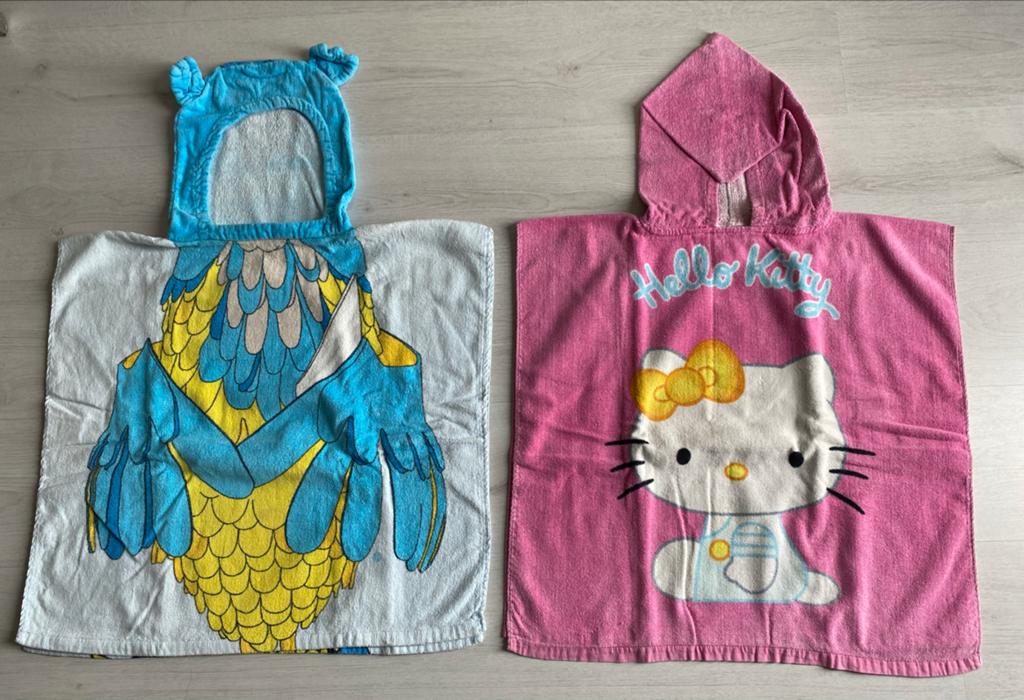 2 strandponcho's: Hello Kitty & Sesamstraat (Pino), Ophalen of Verzenden, Zo goed als nieuw, Jongen of Meisje