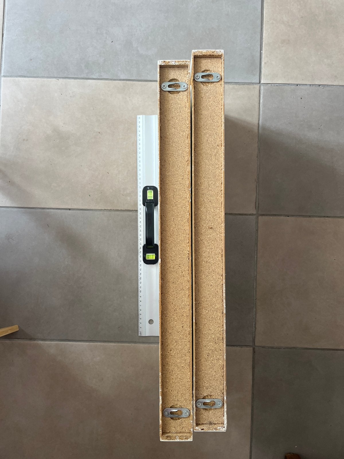Twee witte planken met ophangsysteem, Ophalen, 25 tot 50 mm, Zo goed als nieuw, Plank