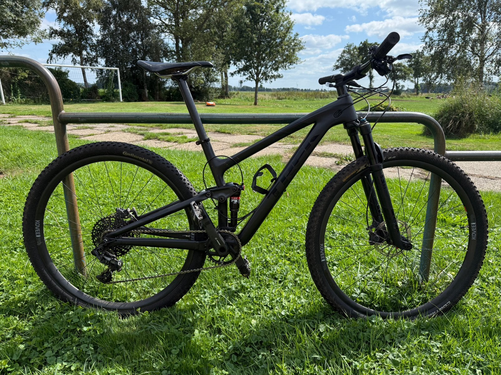 Nette mat zwarte mountainbike, Fully, Ophalen, Gebruikt, Trek