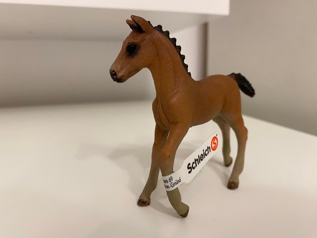 Schleich Hannoveraan Veulen met Vaan ~ 17078, Ophalen of Verzenden, Paard, Beeldje of Figuurtje