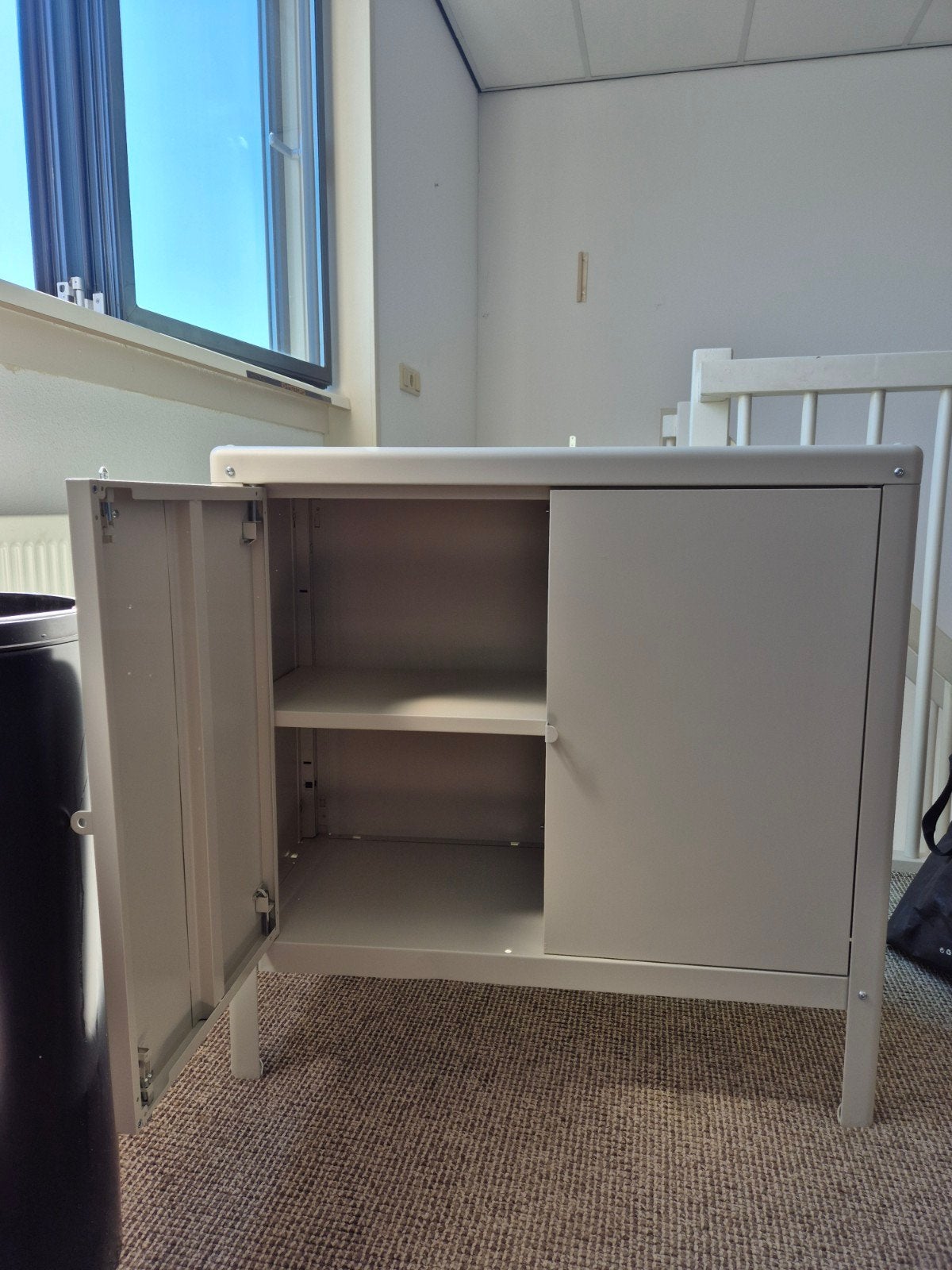 Metalen archiefkast met twee deuren en legplank, Huis en Inrichting, Kasten | Roldeurkasten en Archiefkasten, Ophalen, Gebruikt