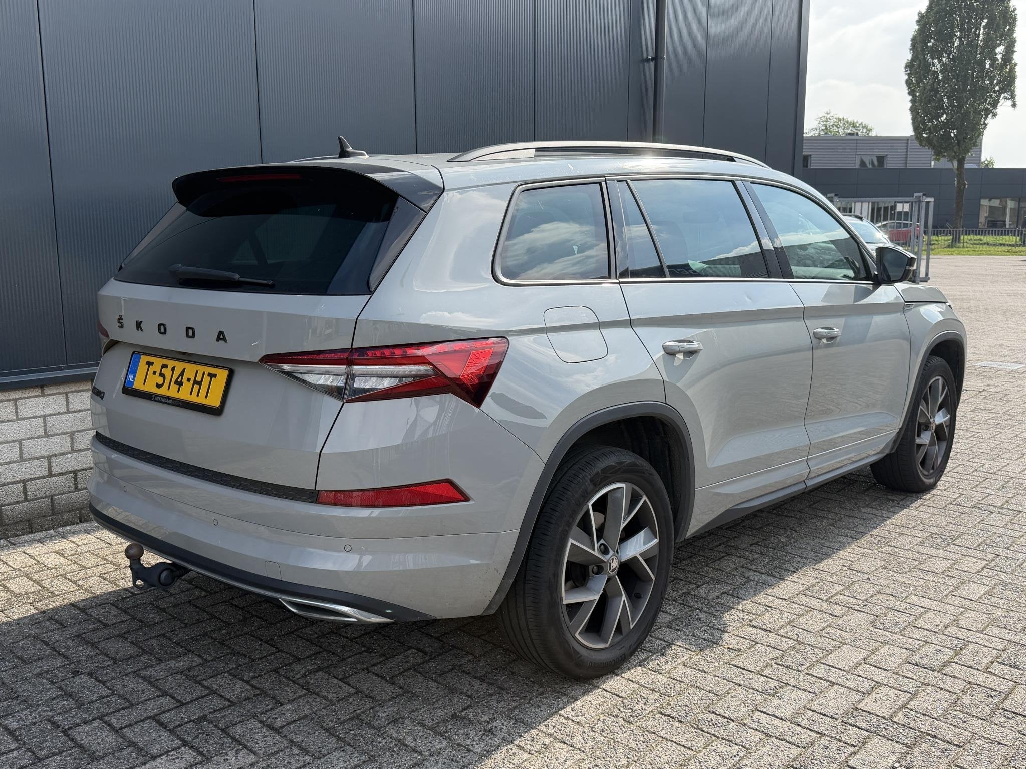 Skoda Kodiaq 1.5 TSI Sportline Business 7p. 19"/Trekhaak/Cam, Auto's, Dealer onderhouden, 4 cilinders, 150 pk, Bedrijf