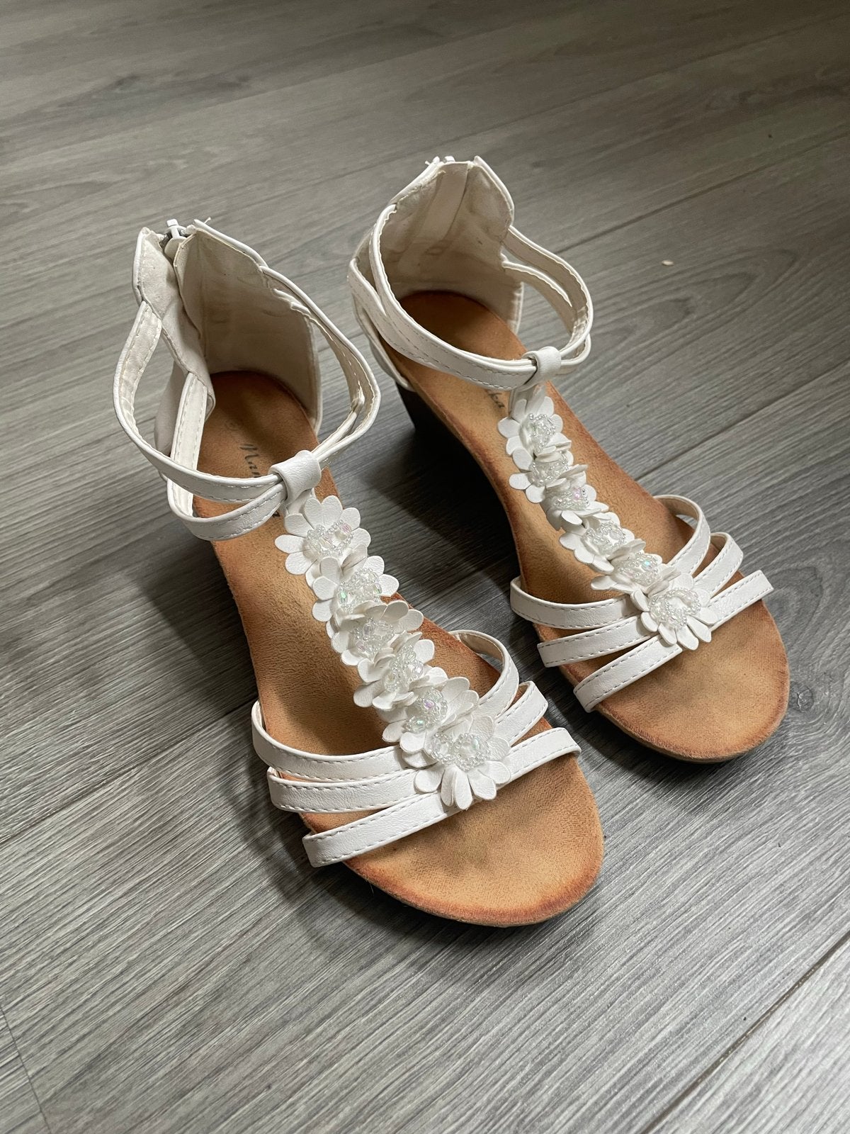 Witte sandalen met bloemendetails en sleehak - Maat 41, Kleding | Dames, Ophalen of Verzenden, Gedragen, Wit, Sandalen of Muiltjes