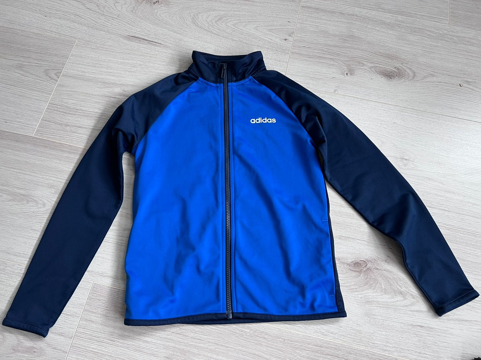 Originele Blauw Adidas Trainingspak jasje zonder broek., Kinderen en Baby's, Ophalen of Verzenden, Zo goed als nieuw, Jongen of Meisje