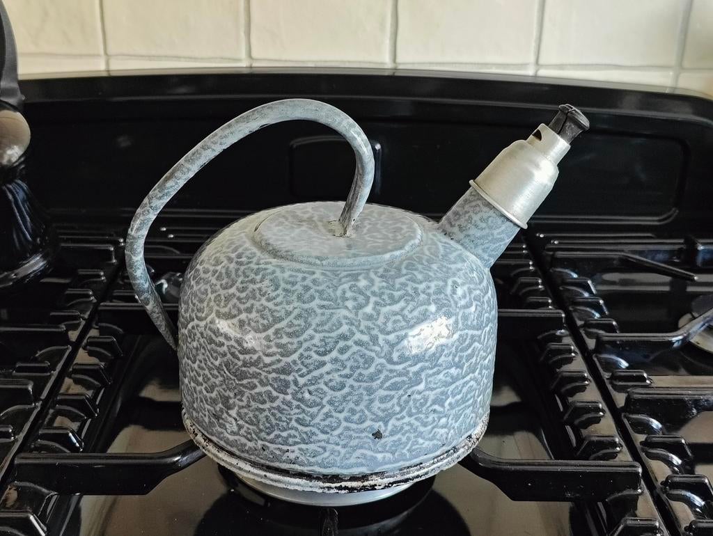 Wolkjes emaille fluitketel , is alleen voor de sier, bodem i, Antiek en Kunst, Antiek | Emaille, Ophalen of Verzenden