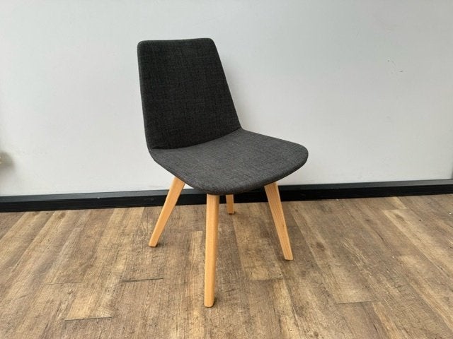 Antracieten stoel met een houten frame, Ophalen, Gebruikt, Bruin, Eén