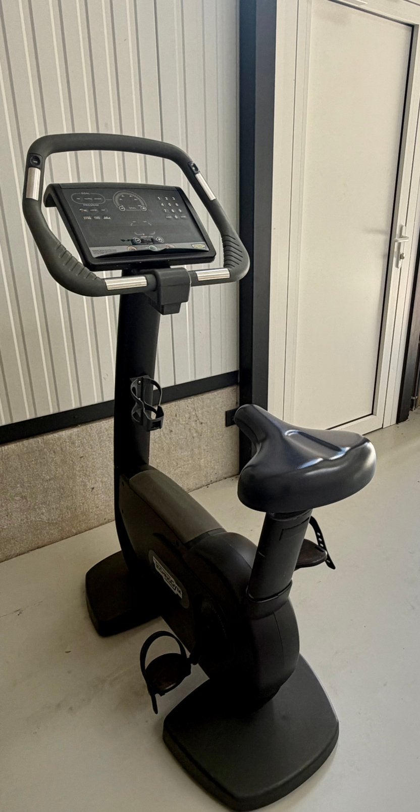TECHNOGYM EXCITE 700 UPRIGHT BIKE - Prof. Hometrainer, Ophalen of Verzenden, Gebruikt, Benen, Overige typen