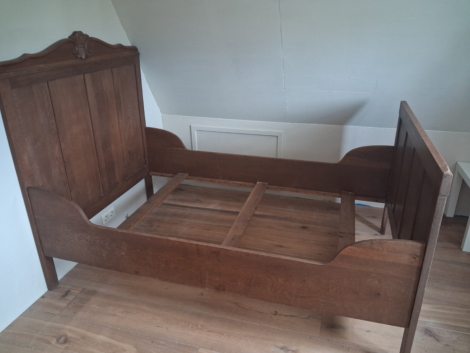 Antiek houten bedframe met sierlijk hoofdeinde, Antiek en Kunst, Ophalen