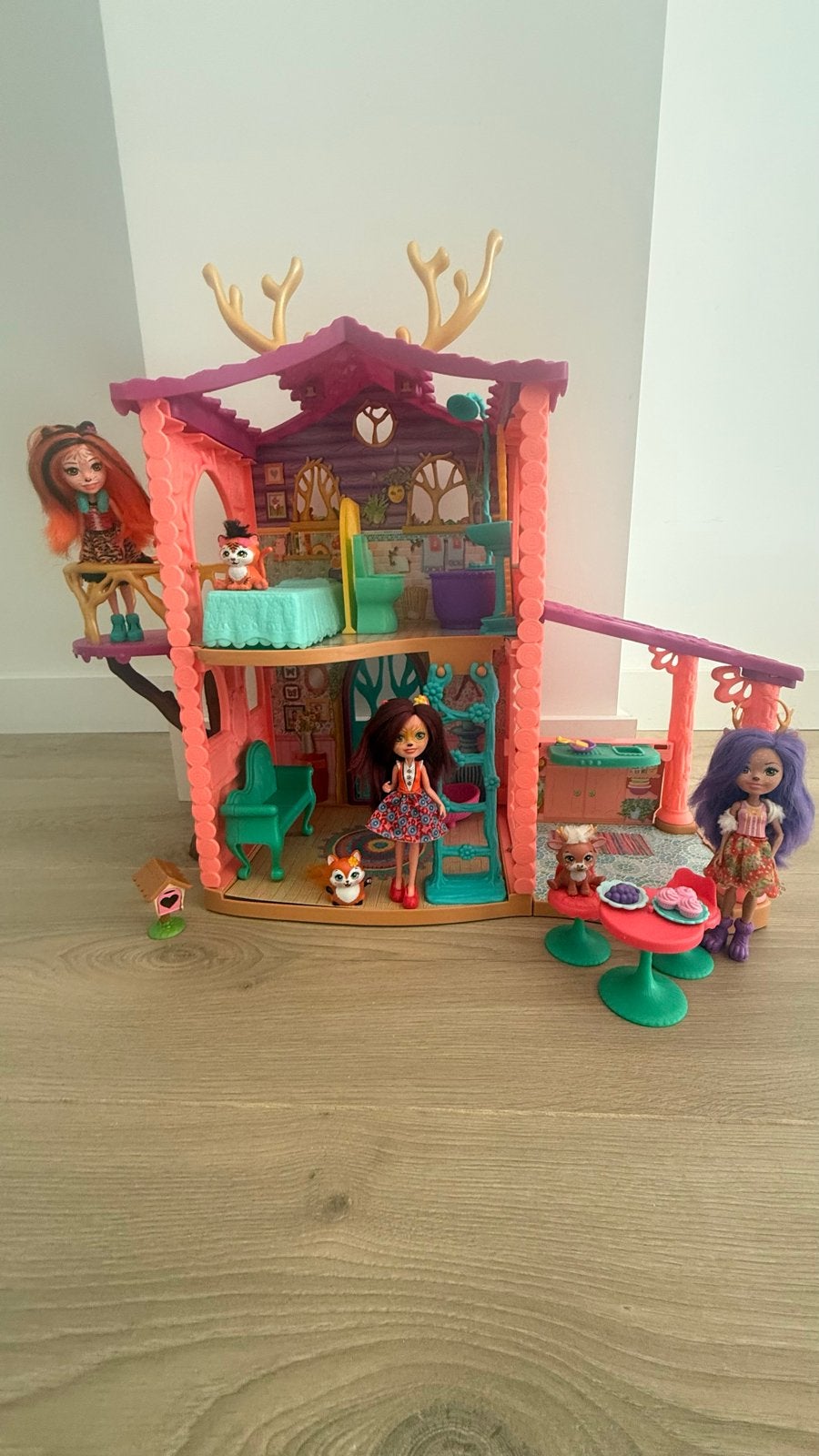 Enchantimals poppenhuis met 3 poppen en accessoires, Ophalen, Zo goed als nieuw, Overige typen
