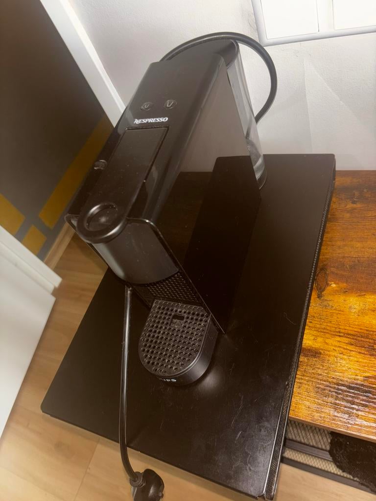 Nespresso koffiemachine met handige capsulehouder, Koffiemachine, Ophalen of Verzenden, Zo goed als nieuw, 1 kopje
