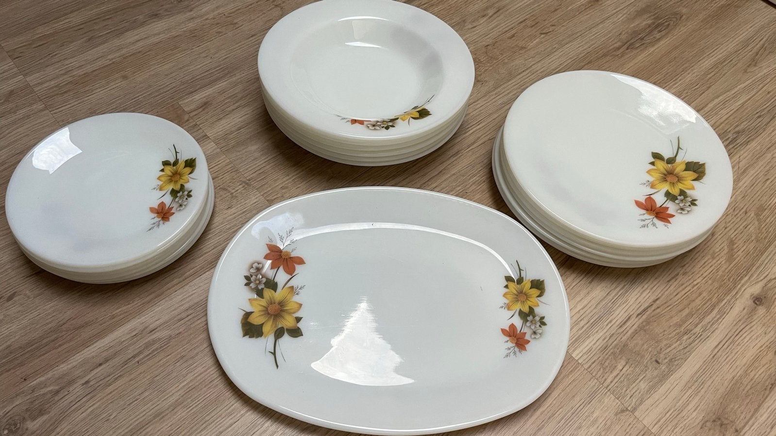 Vintage pyrex servies met bloemmotef borden en schaal, Antiek en Kunst, Ophalen