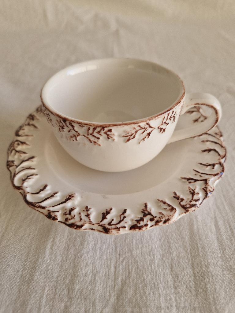 Kop en schotel met bruin takjesmotief #194, Antiek en Kunst, Antiek | Servies los, Ophalen of Verzenden